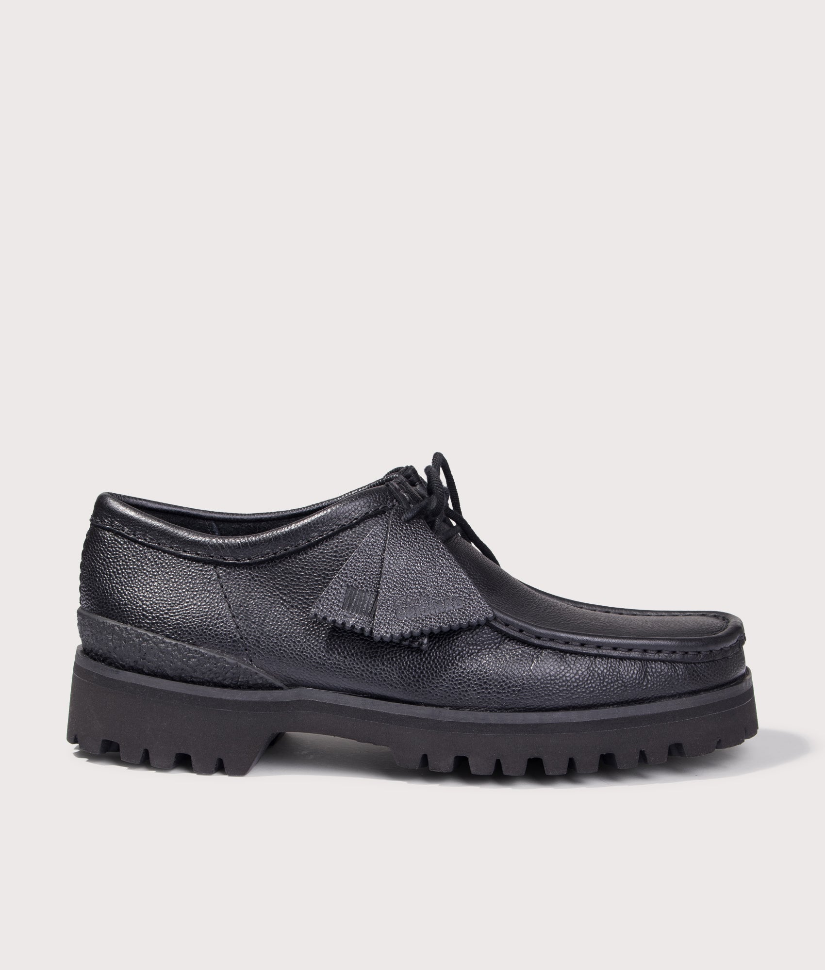 Walla Yukoner Shoes in Black Scotch Grain | Clarks Originals | EQVVS
