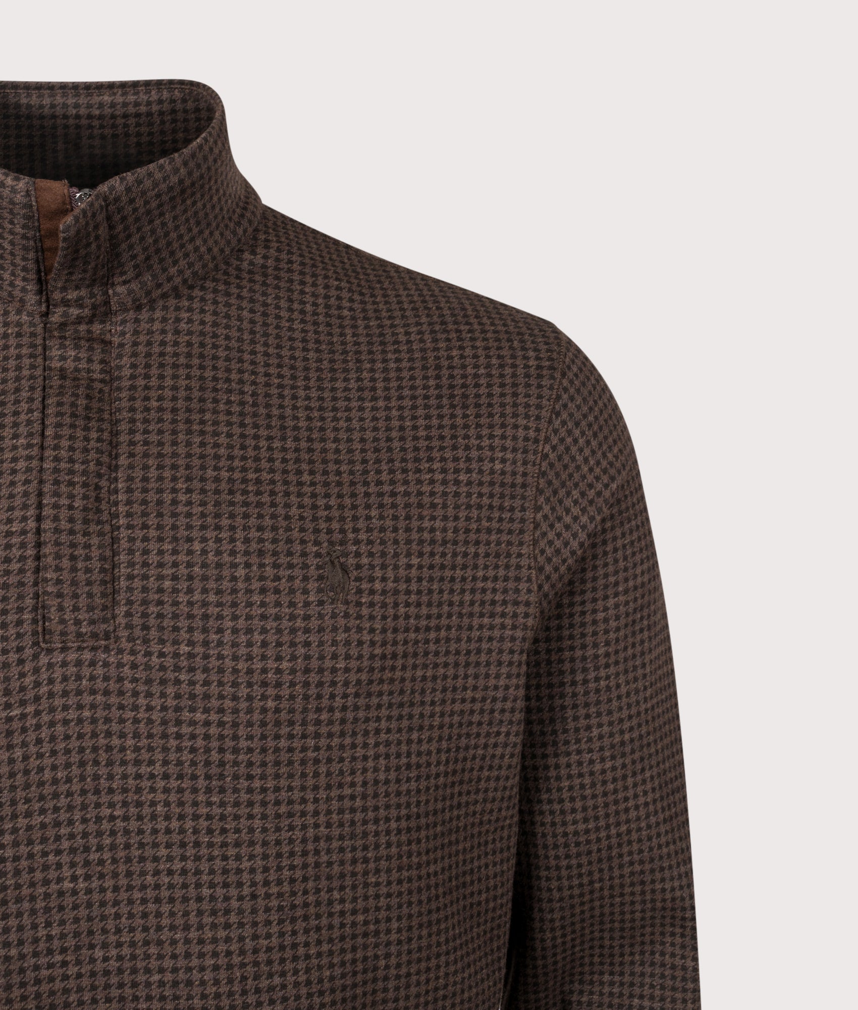 Polo Ralph Lauren Houndstooth Jersey Jumper in Alpine Brown Heather Dogtooth. Detail shot. 