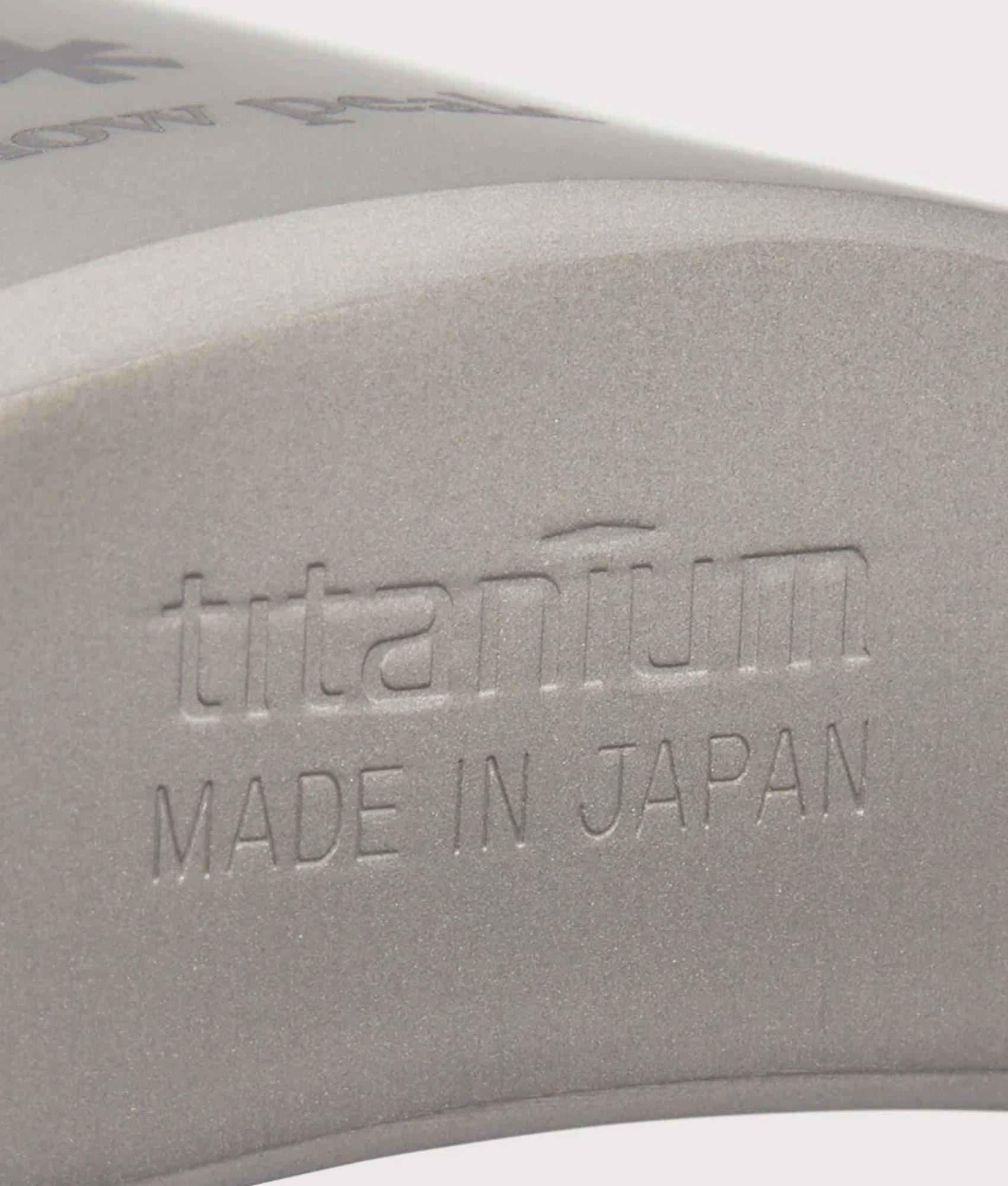 Titanium Flask Large  in silver. Titanium | Snow Peak | Base detail shot 