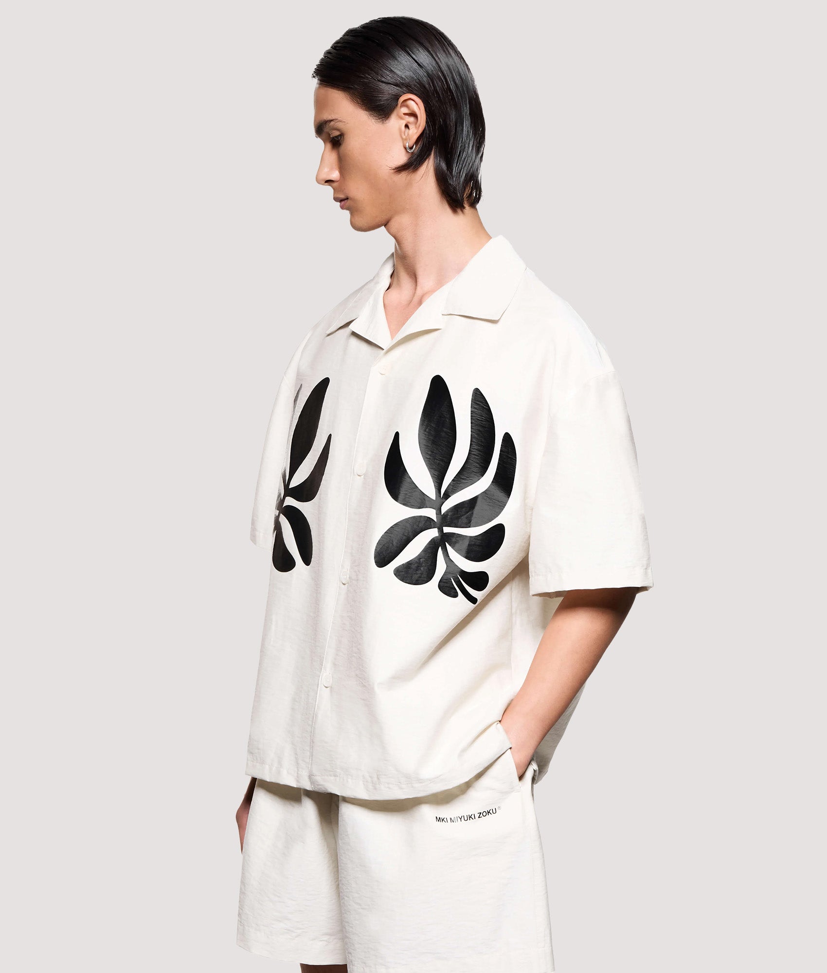 MKI MIYUKI ZOKU Box Fit Botanical Print Short Sleeve Vacation Shirt in Bone. Model angled front shot.