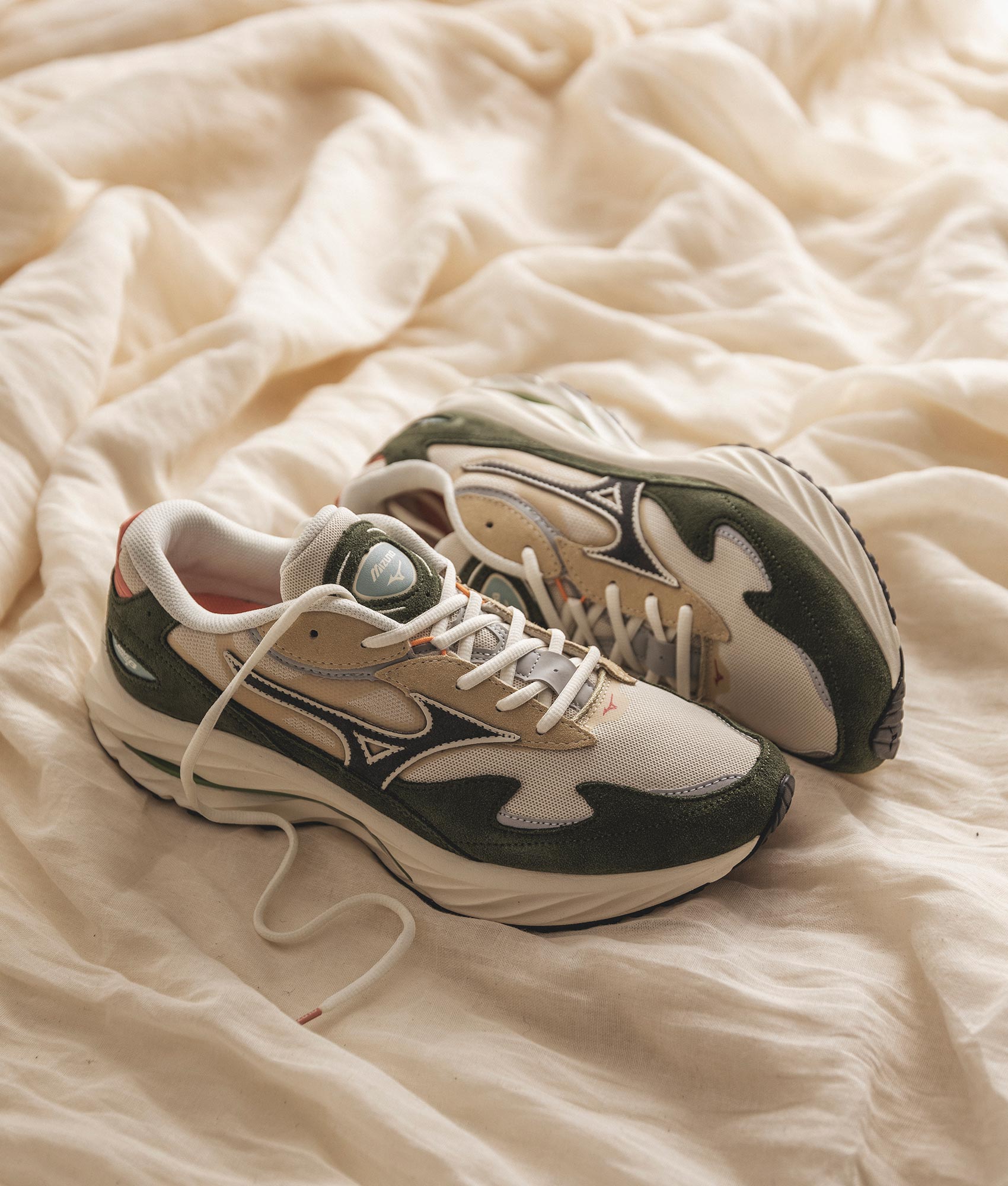 Wave-Rider-Beta-Sneakers-Sand/D-Shadow/Rifle-Green-Mizuno-EQVVS-Campaign-Images