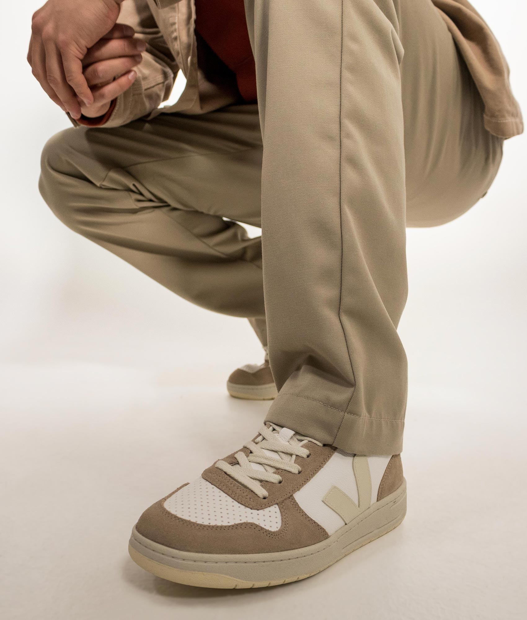 V-10-Chromefree-Leather-Trainers-Extra-White-Sahara-Ouro-VEJA-EQVVS