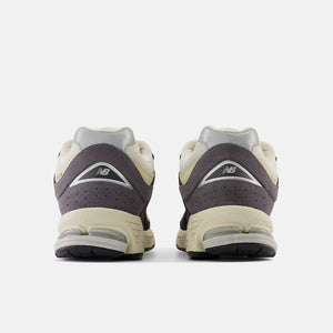 2002R-Sneakers-Magnet-New-Balance-EQVVS