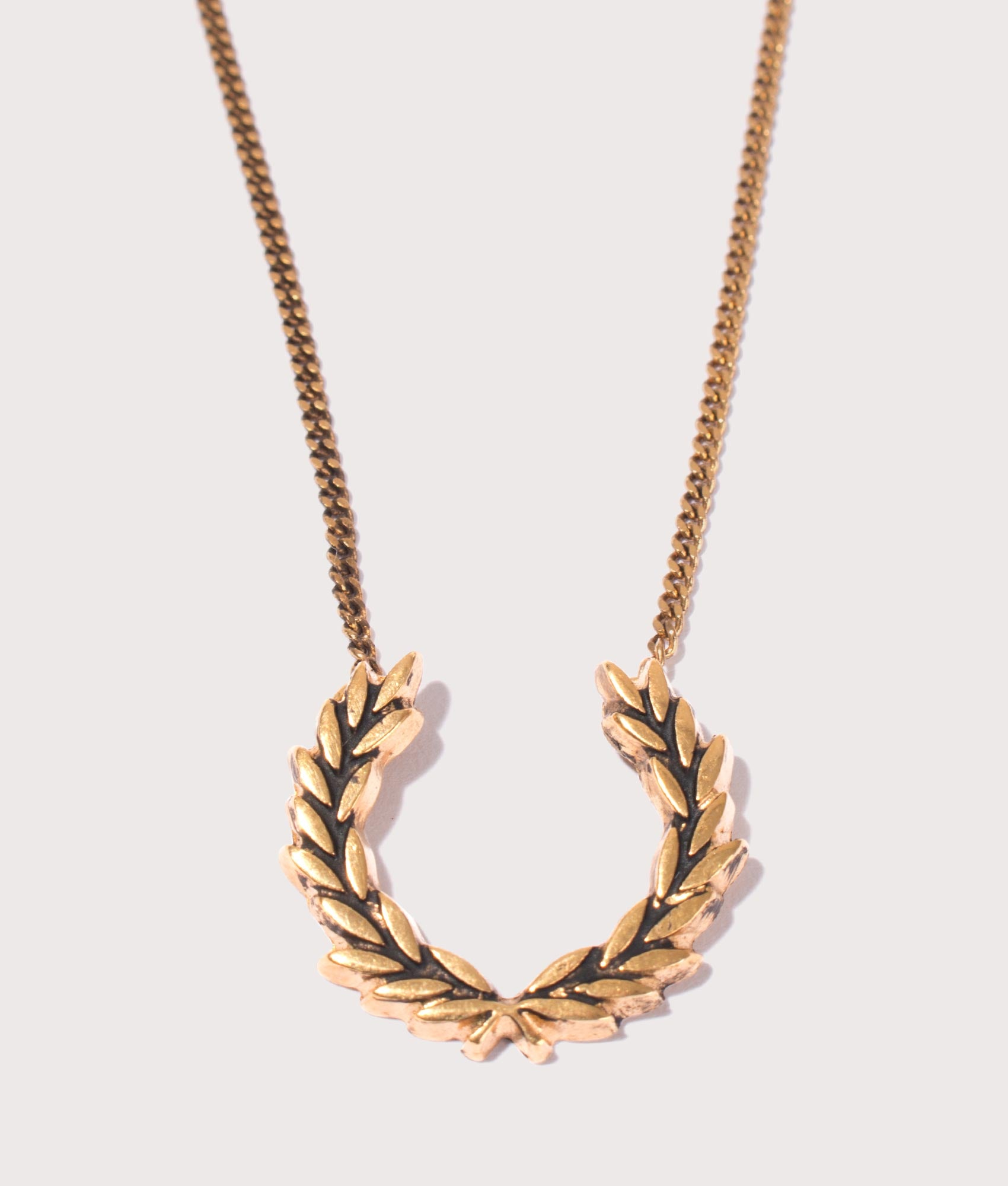 国内発送【FRED PERRY】Laurel Wreath Necklace Fred Perry Necklace - Gold | Men's Accessories | Hats