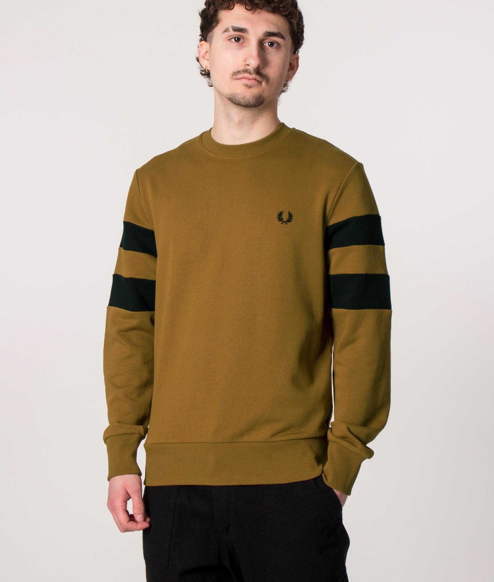 Twin-Tipped-Sleeve-Sweatshirt-Dark-Caramel-Fred-Perry-EQVVS