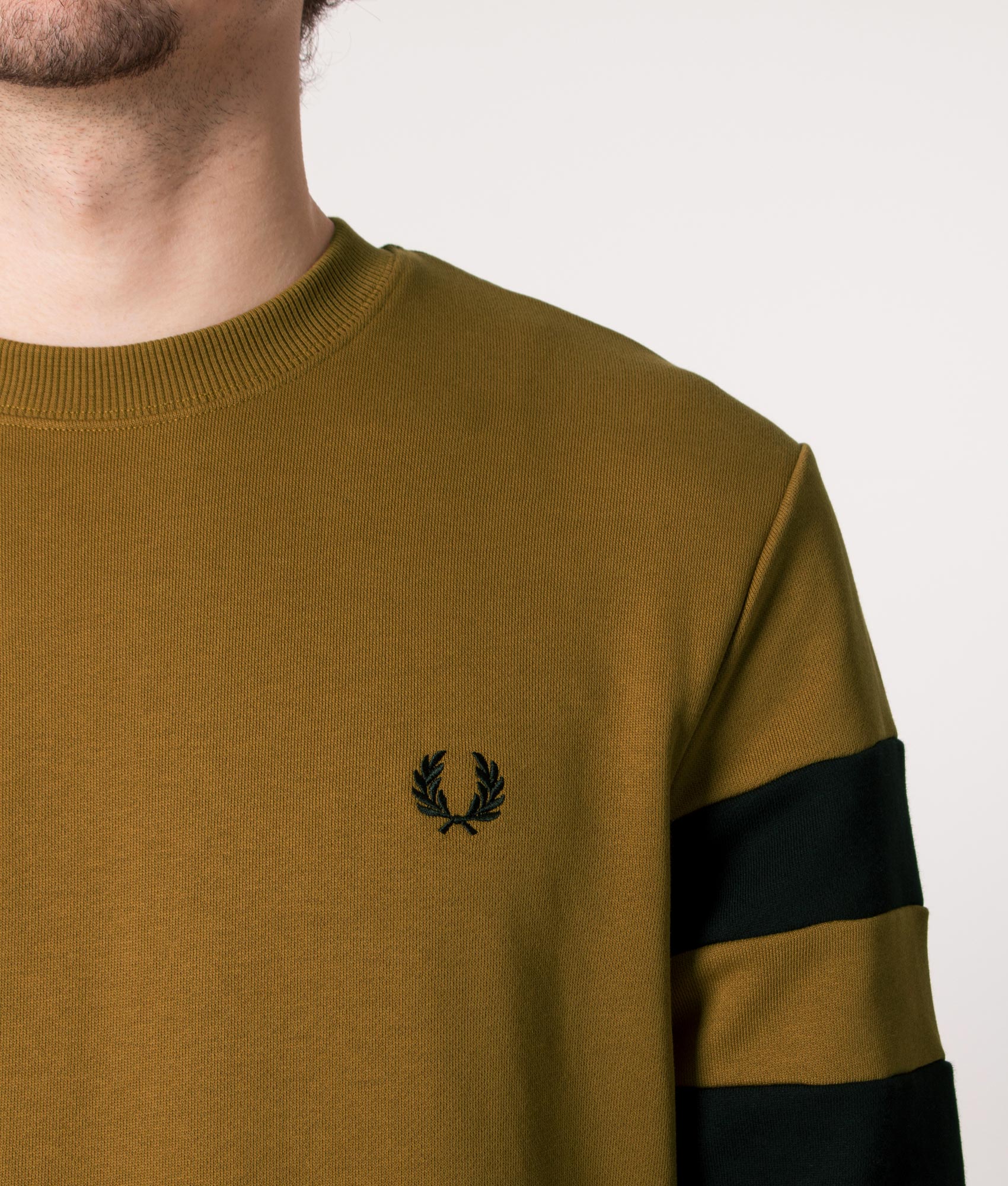 Twin-Tipped-Sleeve-Sweatshirt-Dark-Caramel-Fred-Perry-EQVVS