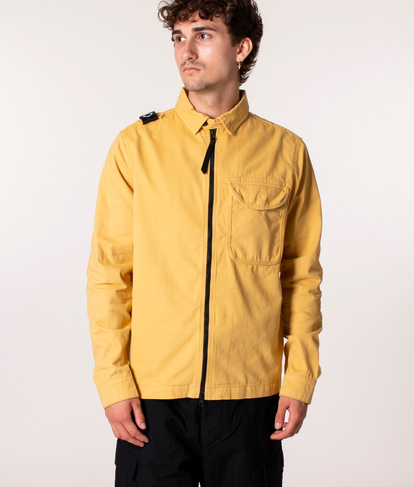 Zip Through Overshirt in M217 Desert Sand, Ma.Strum, EQVVS, Model front 2