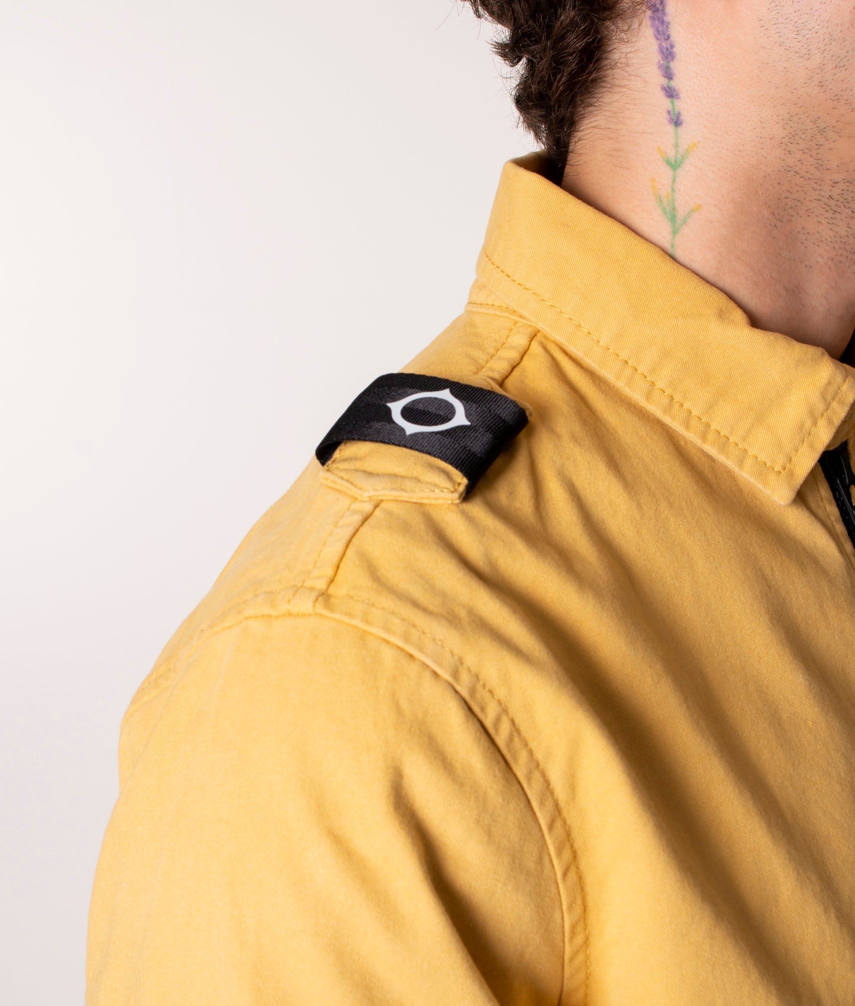 Zip Through Overshirt in M217 Desert Sand, Ma.Strum, EQVVS, Model shoulder detail