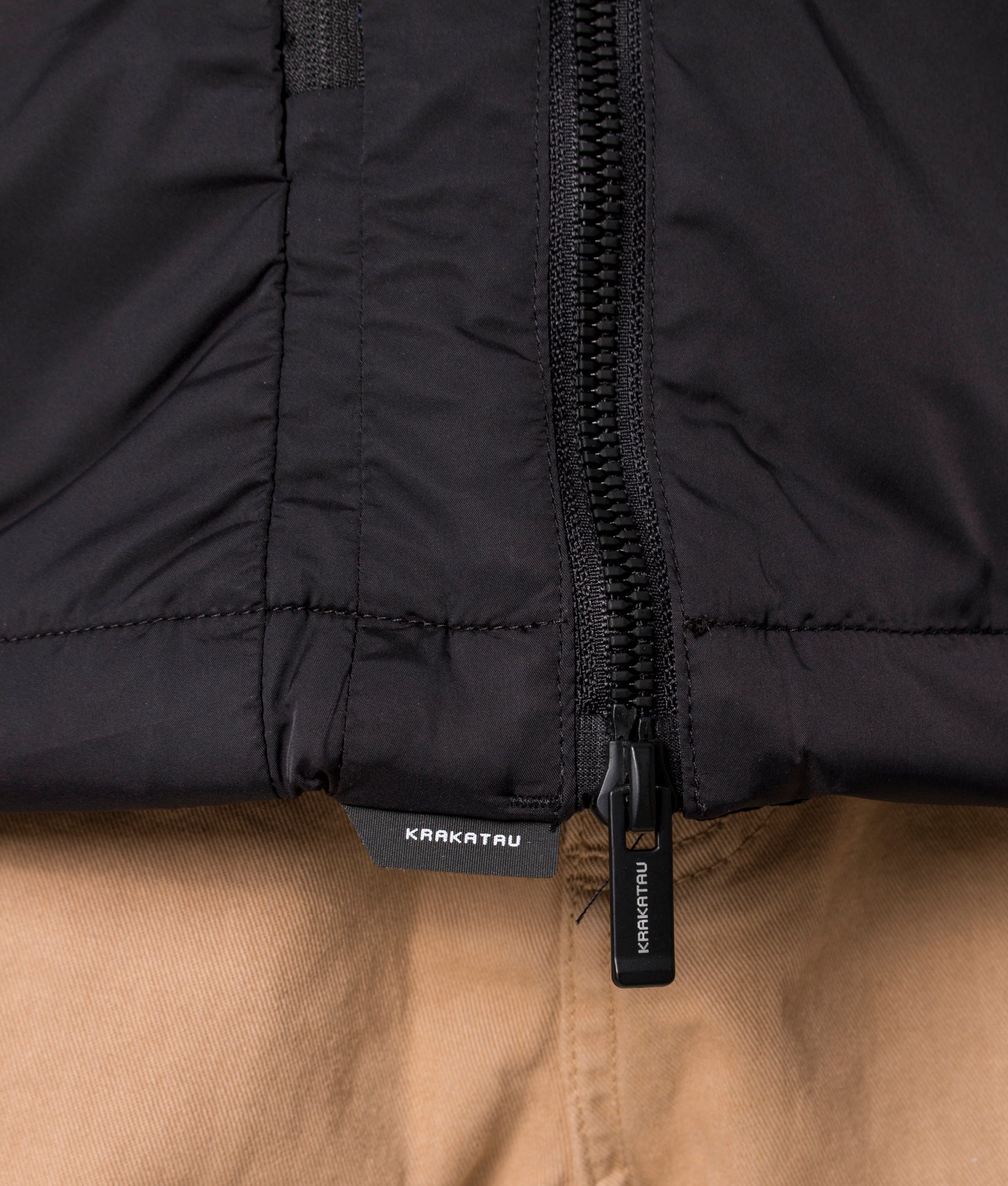 KRAKATAU NM39 PENROSE Insulated Jacket in Black. Eqvvs. Model, detail.