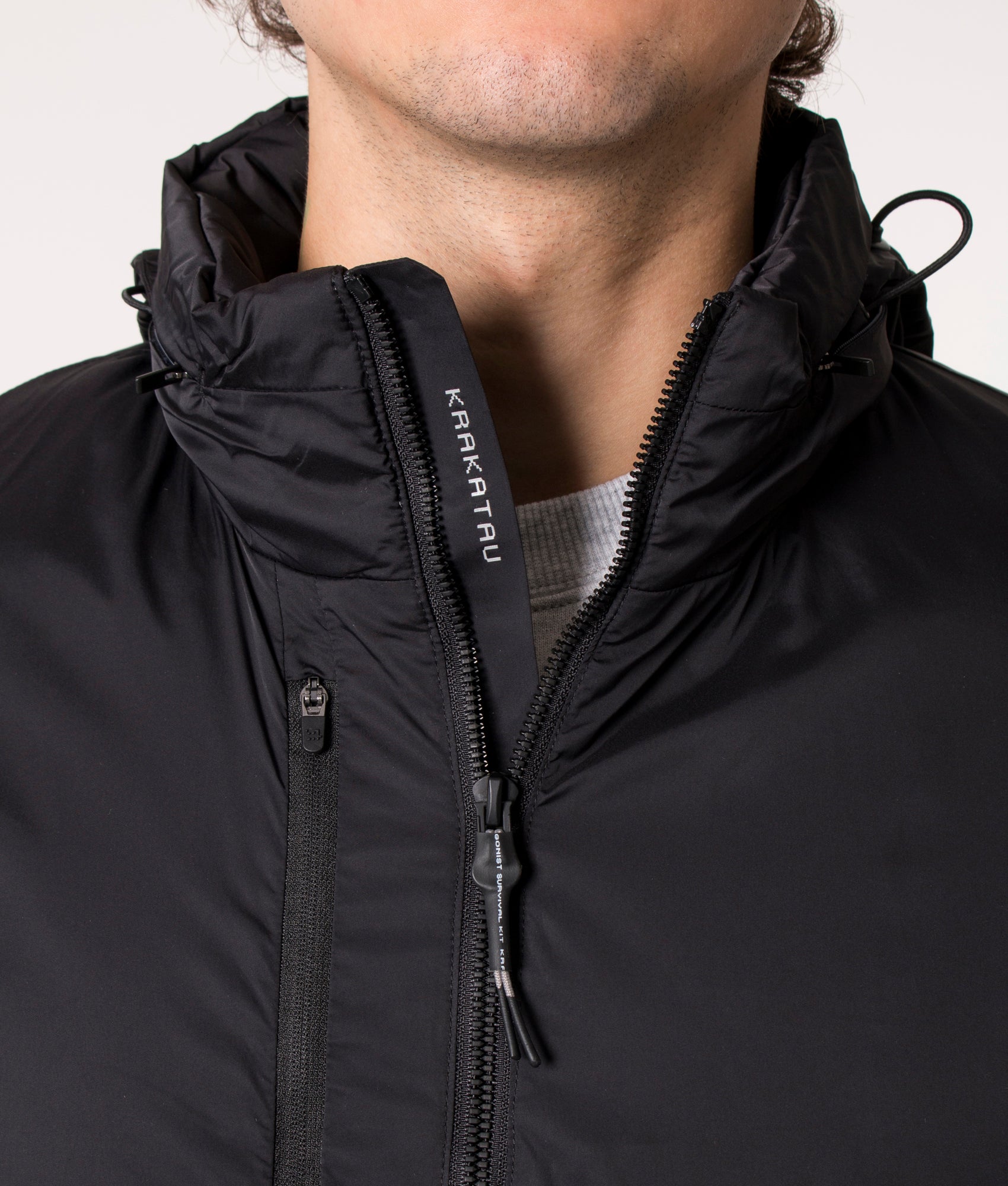 KRAKATAU NM39 PENROSE Insulated Jacket in Black. Eqvvs. Model, detail.