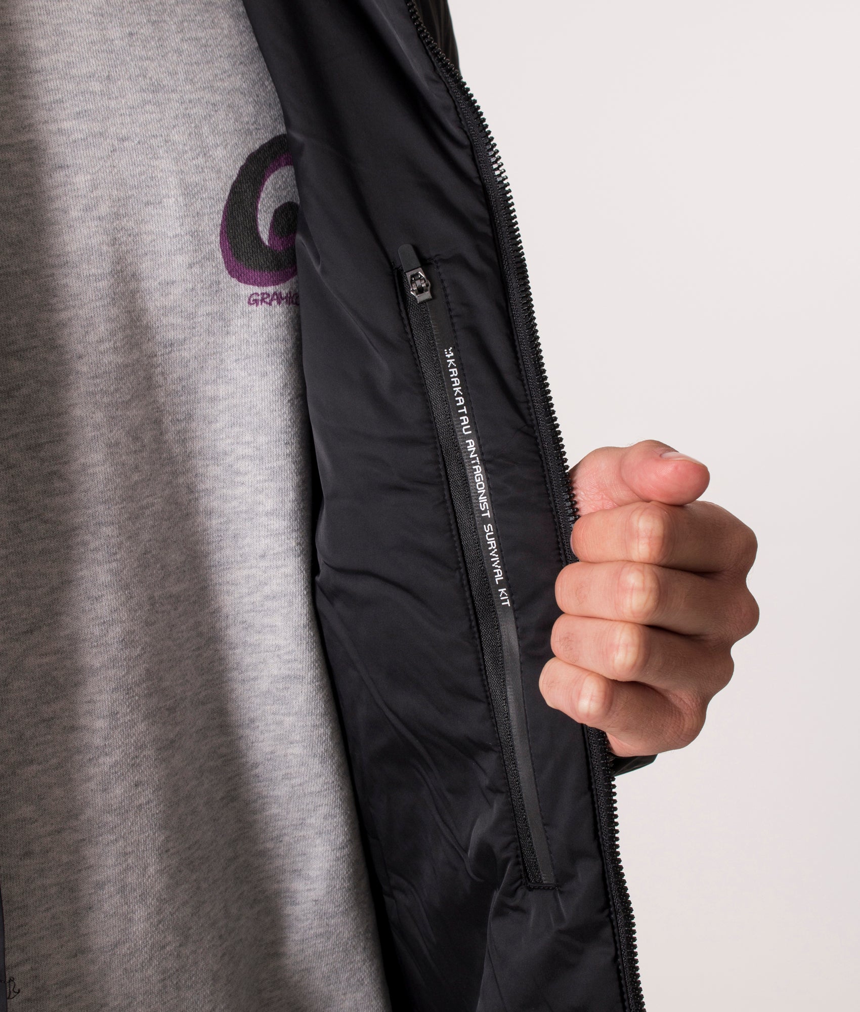 KRAKATAU NM39 PENROSE Insulated Jacket in Black. Eqvvs. Model, detail.