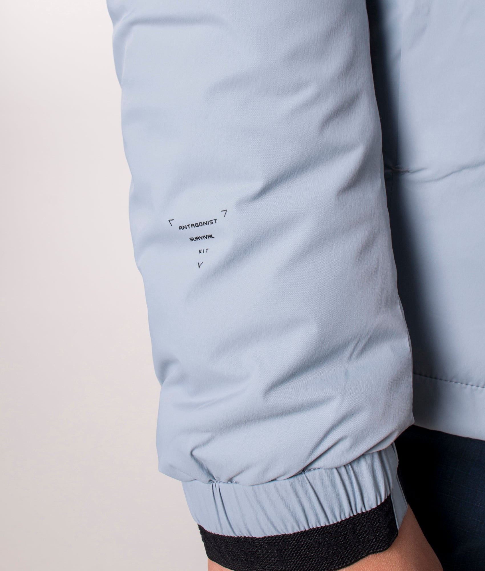 KRAKATAU NM39 PENROSE Insulated Jacket in Light Blue. EQVVS. Model, detail. 