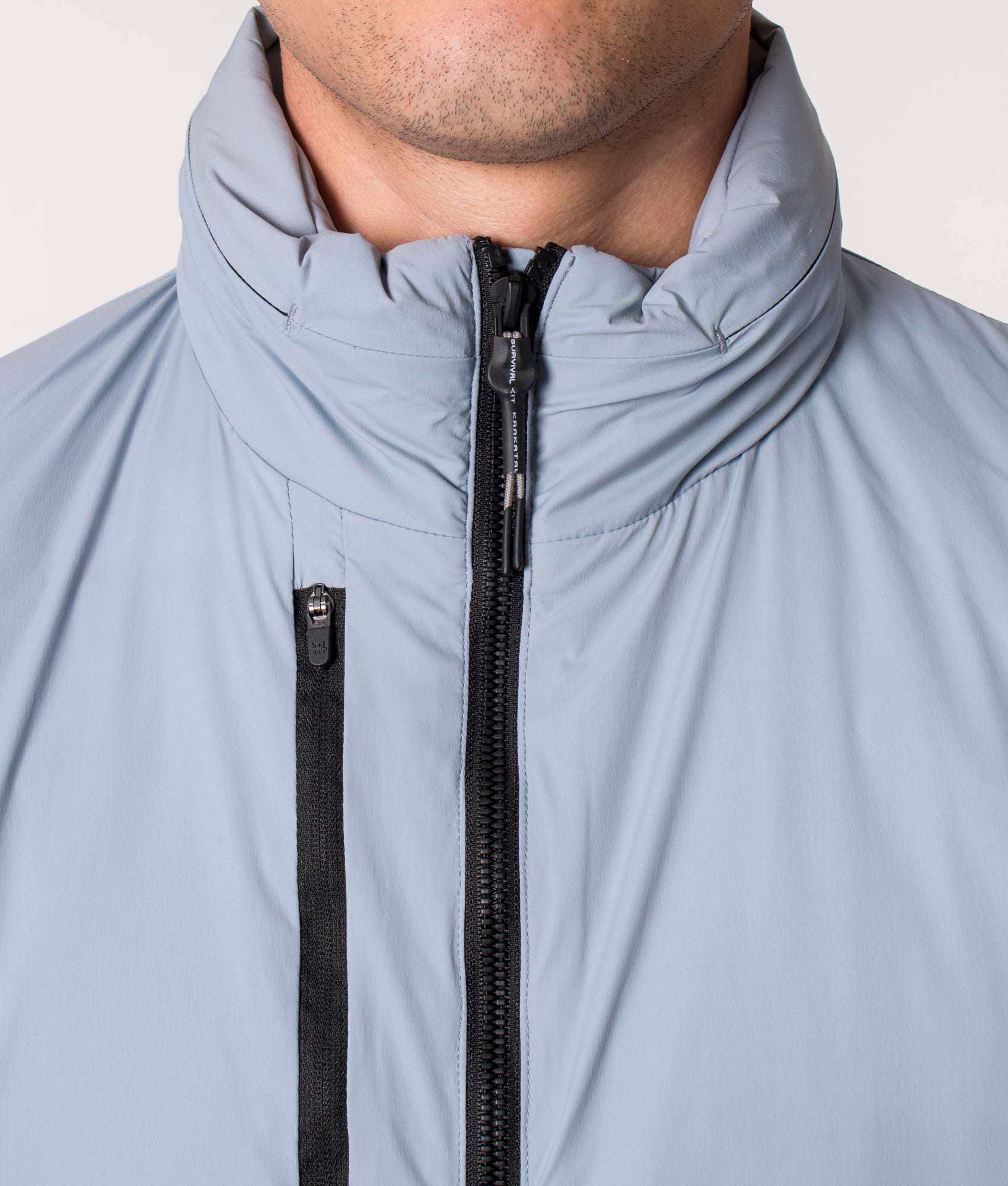 KRAKATAU NM39 PENROSE Insulated Jacket in Light Blue. EQVVS. Model, detail.