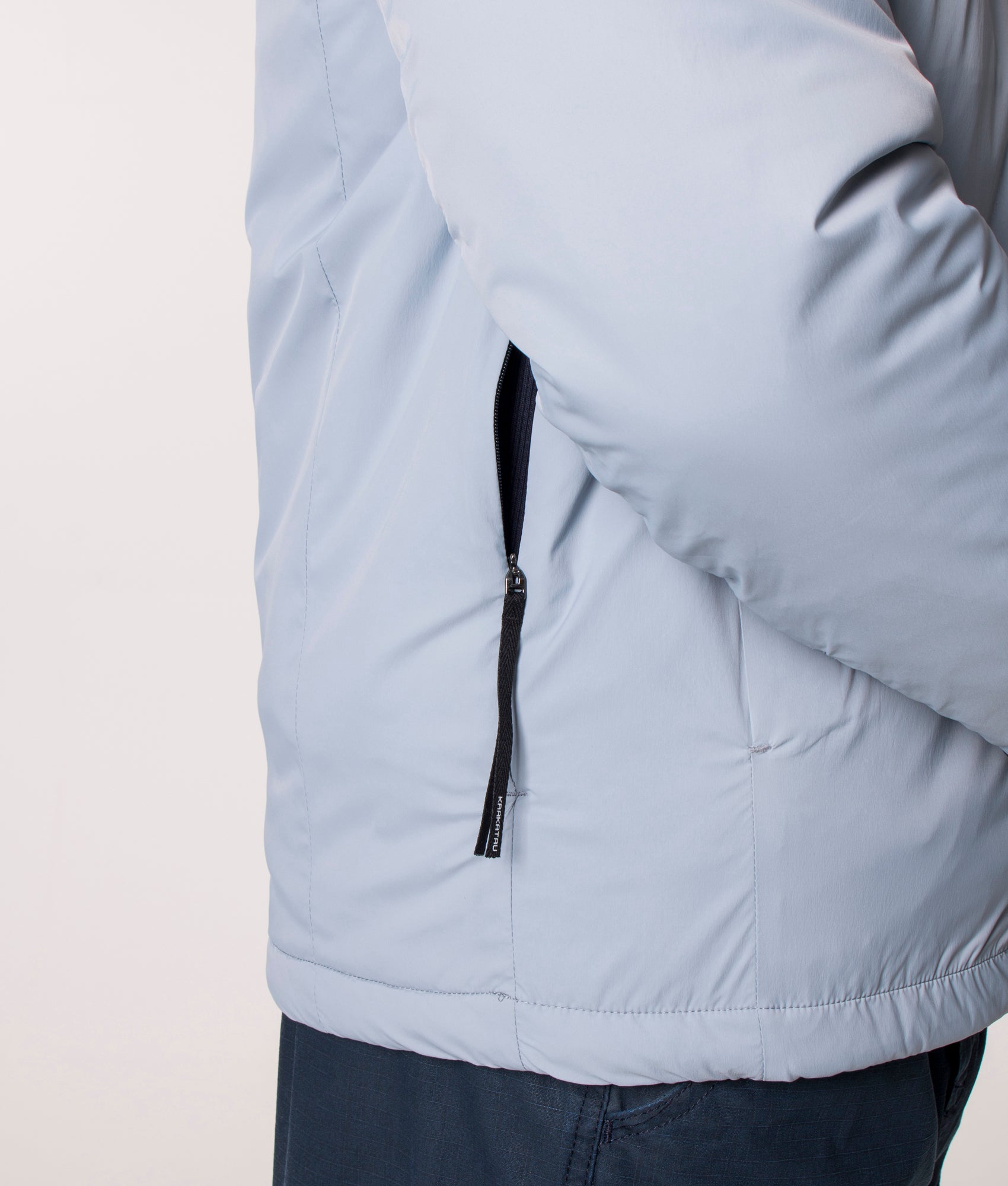 KRAKATAU NM39 PENROSE Insulated Jacket in Light Blue. EQVVS. Model, detail.