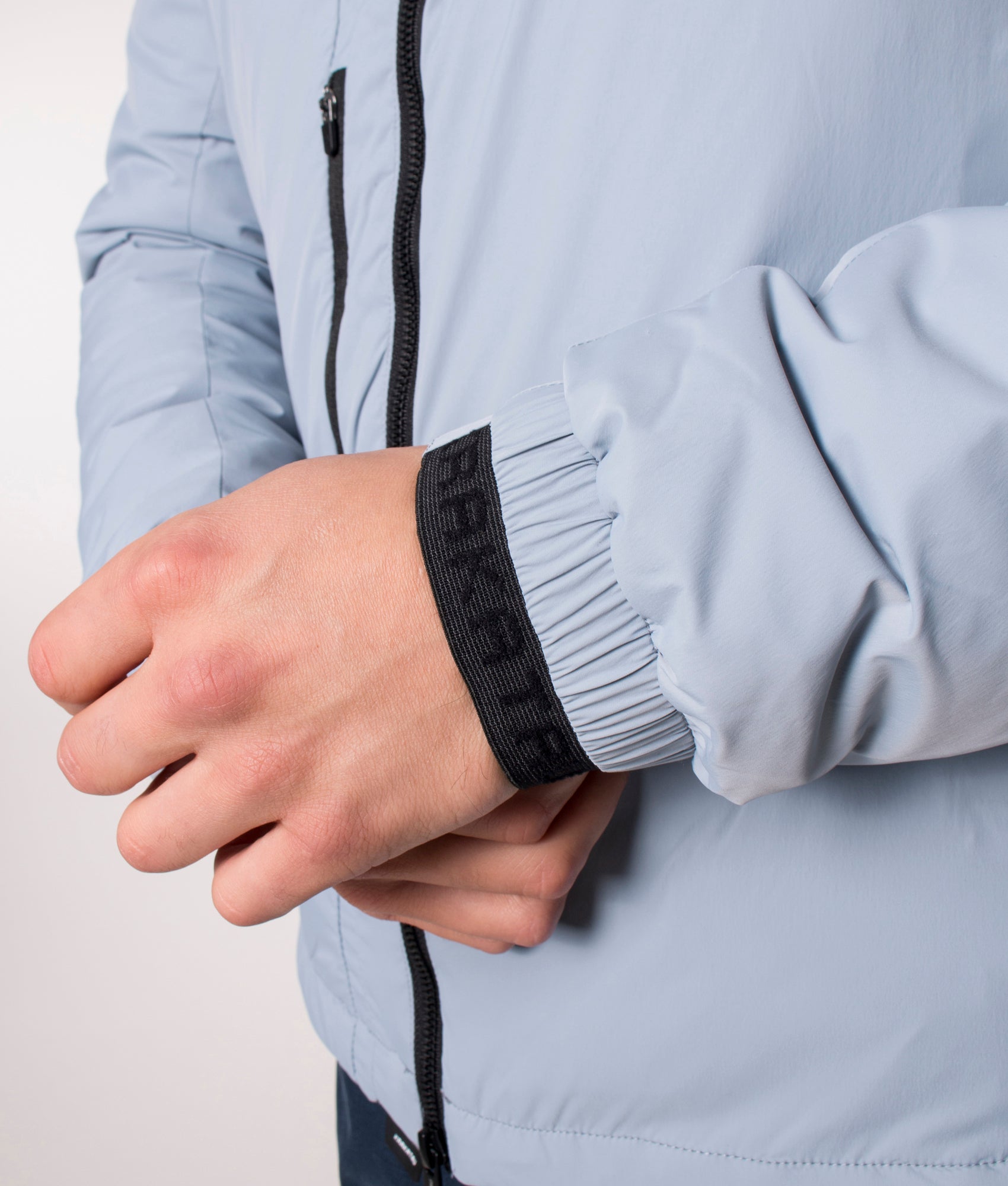 KRAKATAU NM39 PENROSE Insulated Jacket in Light Blue. EQVVS. Model, detail.
