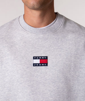 Relaxed-Fit-Tommy-Badge-Sweatshirt-Silver-Grey-Heather-Tommy-Jeans-EQVVS