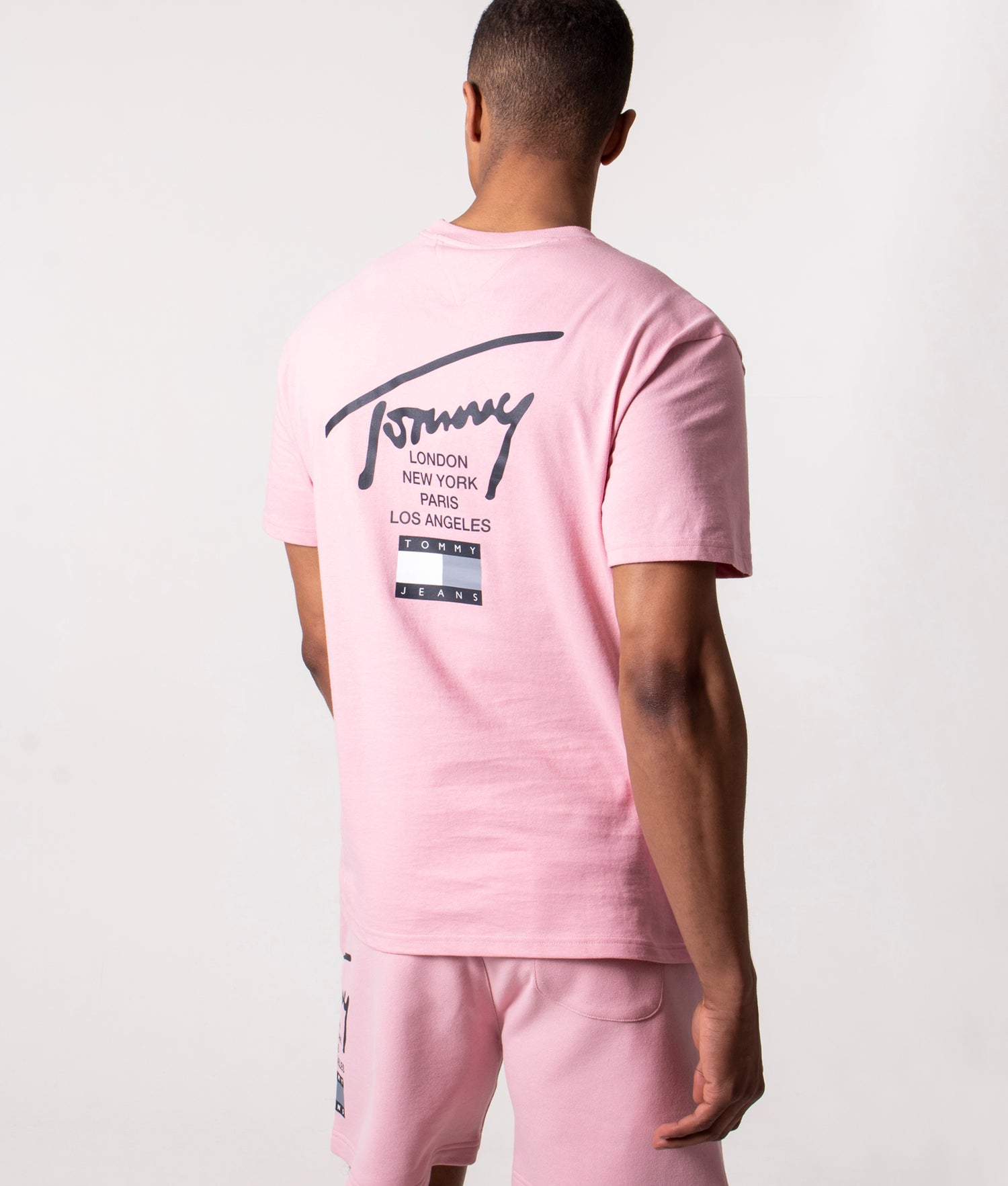 Signature Logo T-Shirt Boradway Pink| Tommy Jeans | EQVVS | Blusen