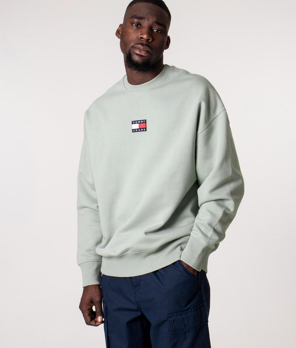 Relaxed Fit Tommy Badge Sweatshirt Faded Willow | Tommy Jeans | EQVVS