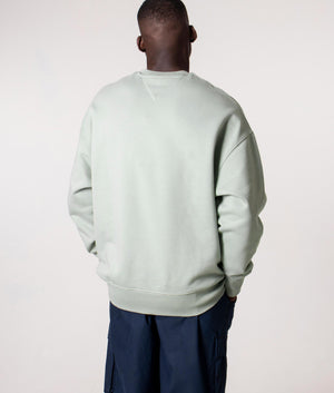 Relaxed-Fit-Tommy-Badge-Sweatshirt-Faded-Willow-Tommy-Jeans-EQVVS 