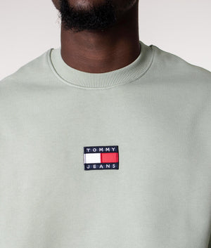 Relaxed-Fit-Tommy-Badge-Sweatshirt-Faded-Willow-Tommy-Jeans-EQVVS 