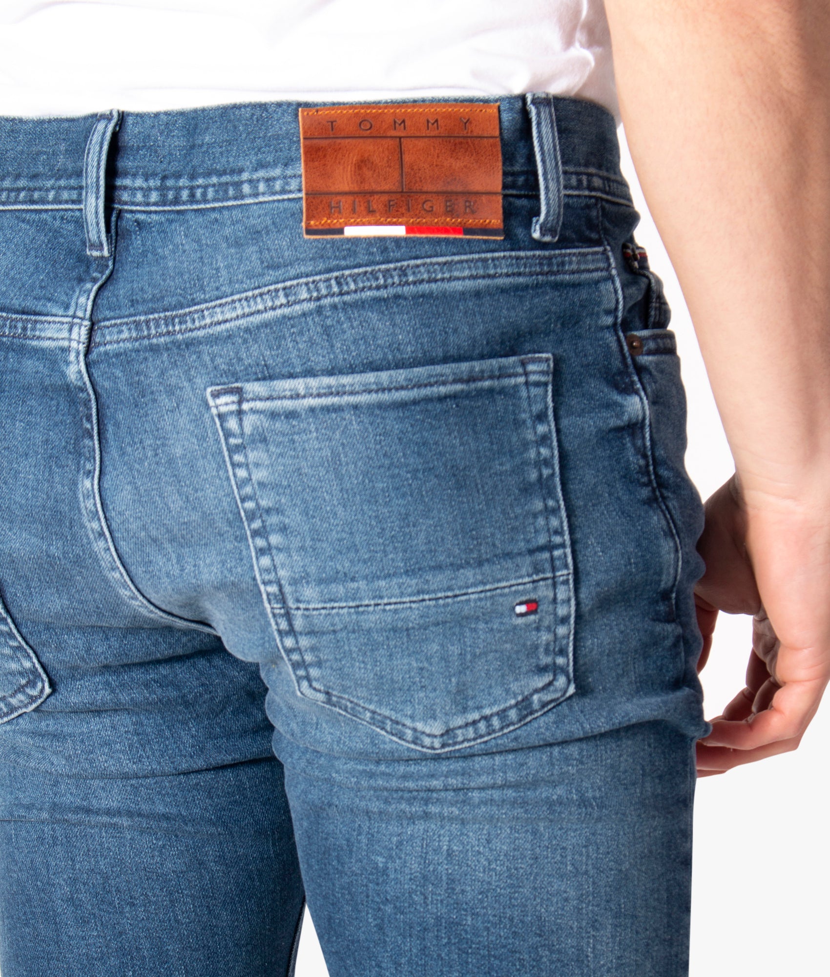 Bleecker-Slim-Fit-Faded-Jeans-Cedar-Indigo-Tommy-Hilfiger-EQVVS