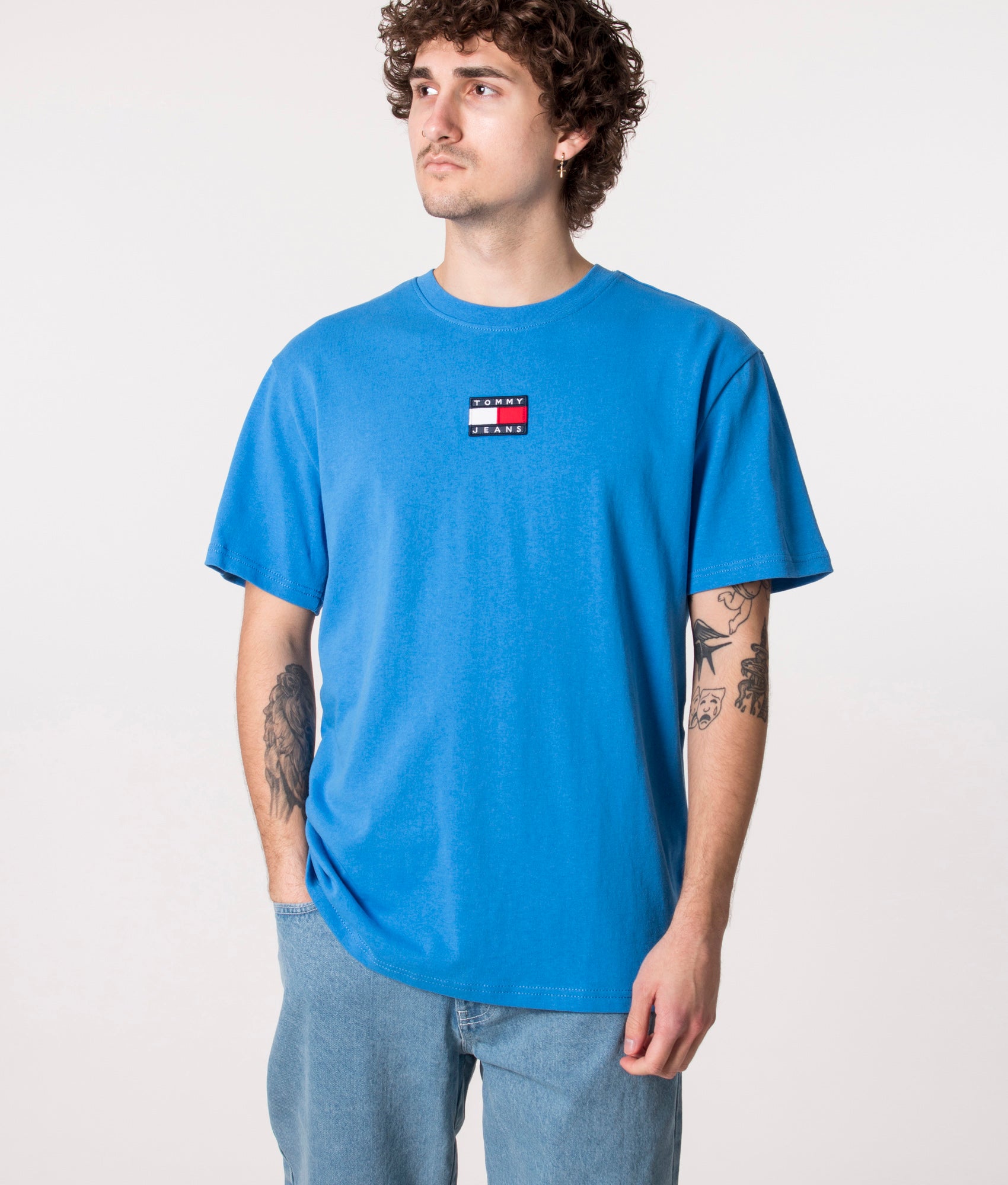 Tommy-Badge-T-Shirt-Twilight-Mesmerizing-Blue-Tommy-Jeans-EQVVS